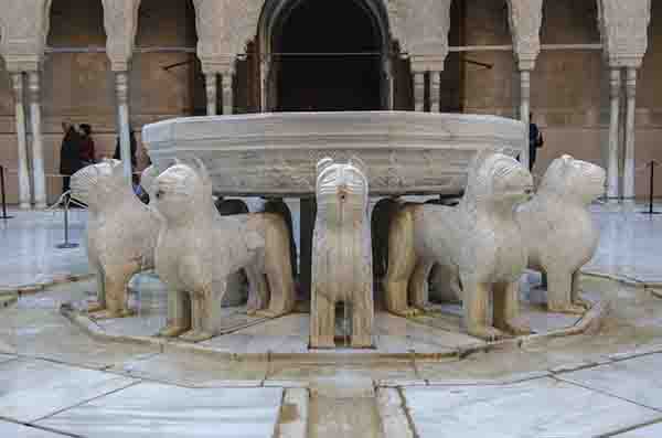 Granada 046 - La Alhambra - palacios Nazaries - Patio de los Leones.jpg
